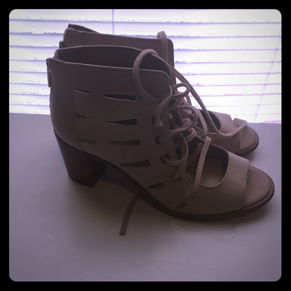 NWT Vince Camuto Cream Lace up Block Heel